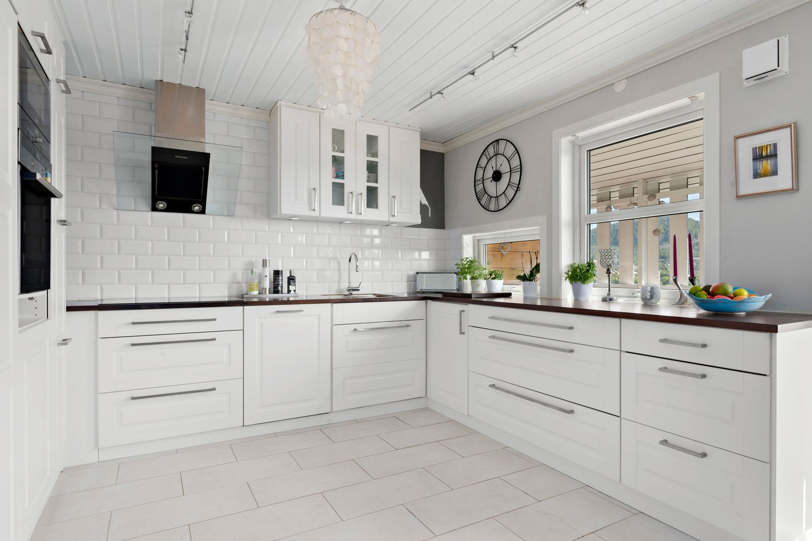 Kvik kjøkkeninnredning fra 2011 med profilerte fronter og heltre benkeplate Galleribilde