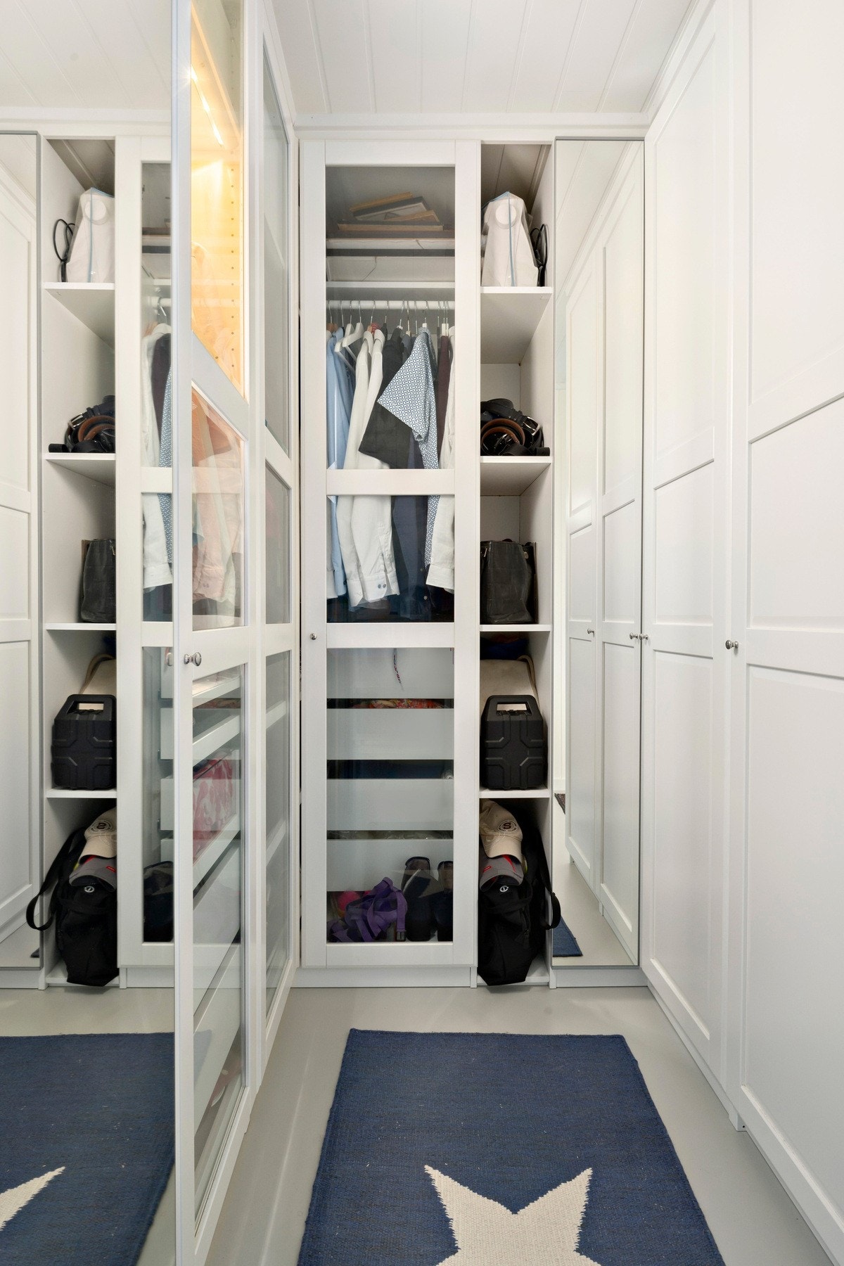 Praktisk bod som i dag brukes til omkledningsrom innredet med en større garderobeinnredning Galleribilde