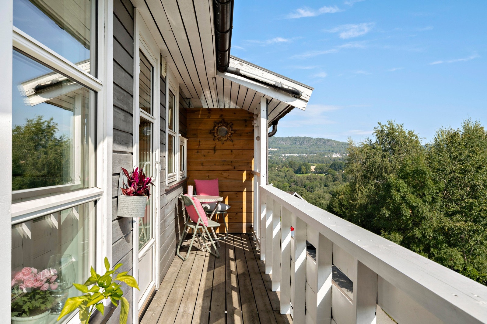 Fra kjøkken/spisestue har du adkomst til en veranda på ca. 8 kvm Galleribilde