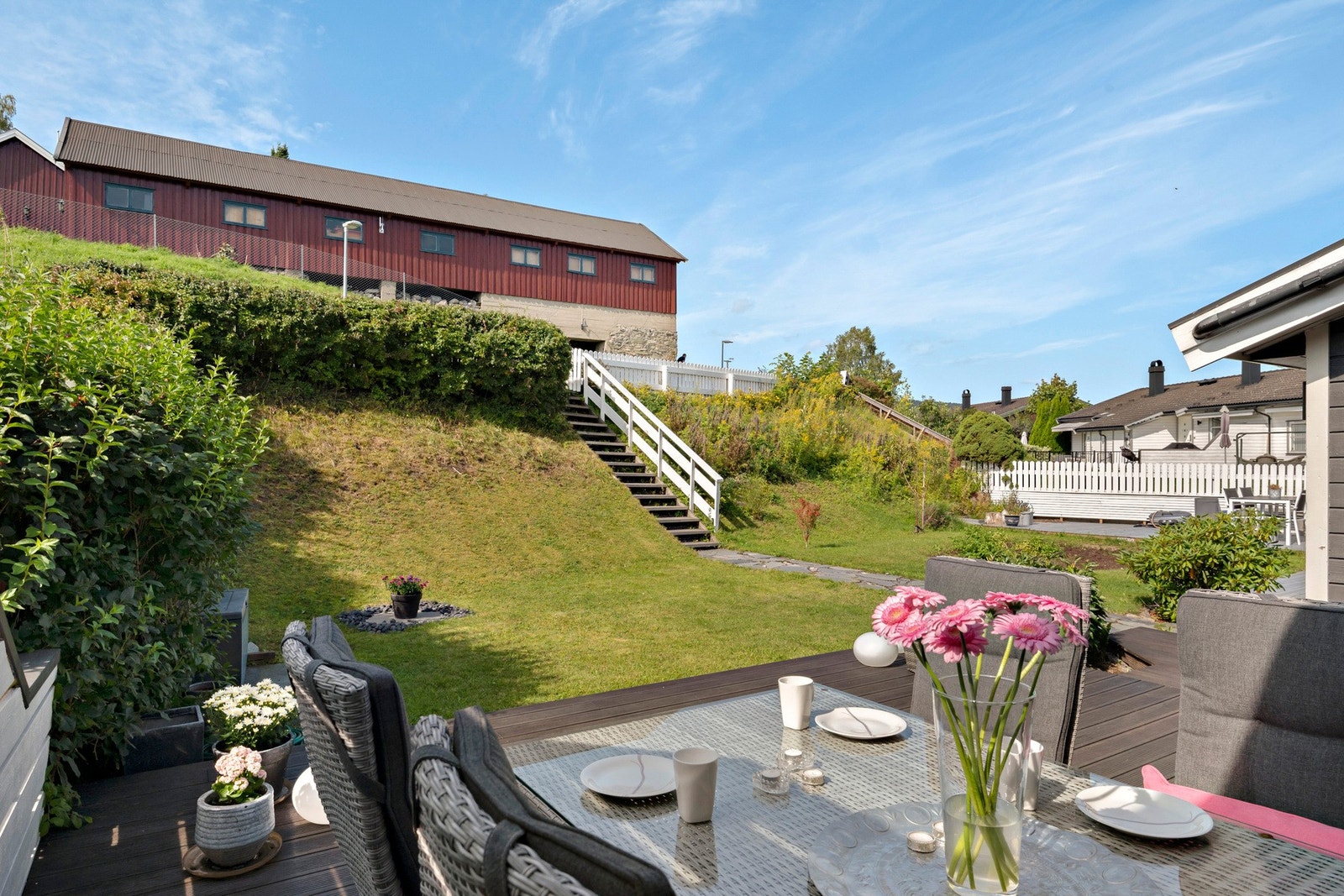 Flott hage med diverse beplantning Galleribilde