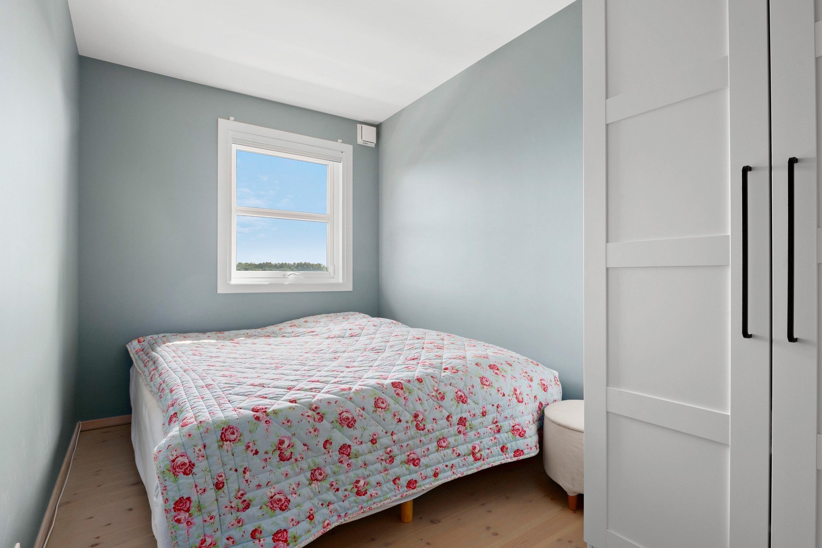 Soverom 2 er også av god størrelse med plass til seng, garderobe og annet ønsket innredning Galleribilde