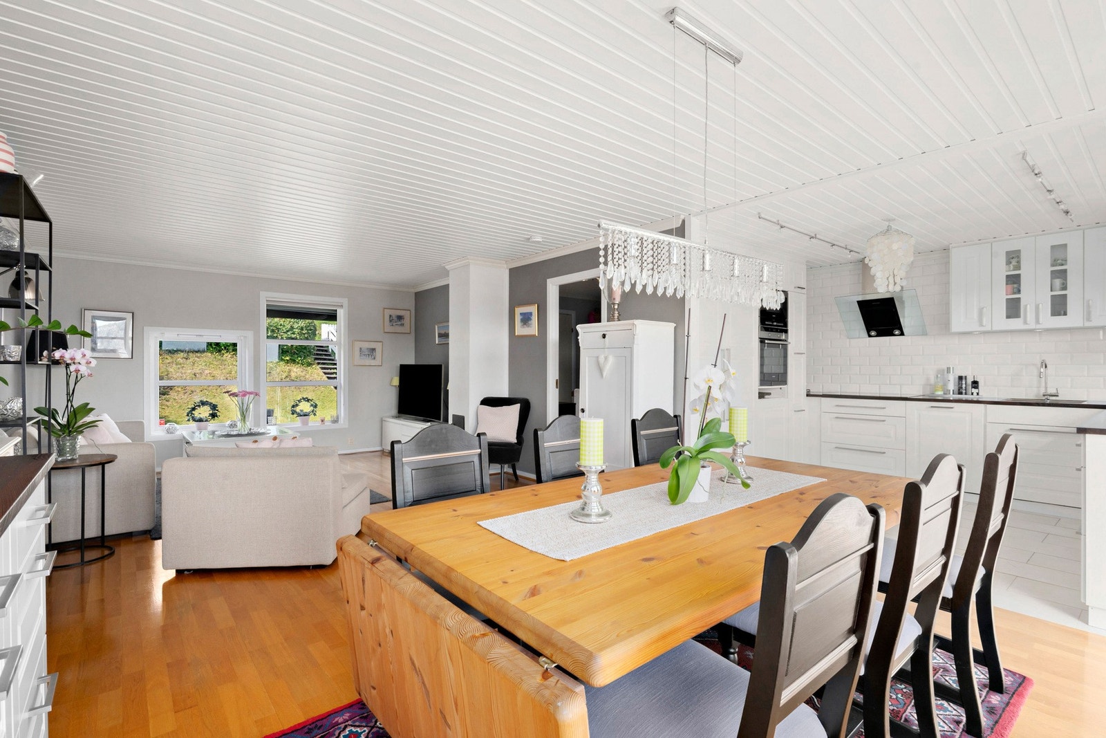 Åpen løsning mellom stue og kjøkken sørger for et sosialt oppholdsrom Galleribilde