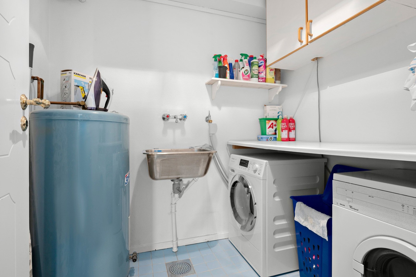 Praktisk vaskerom godt med skap- og benkeplass. Innredet med utslagsvask og god plass til både vaskemaskin og tørketrommel. Varmtvannsbereder på ca. 200 liter Galleribilde