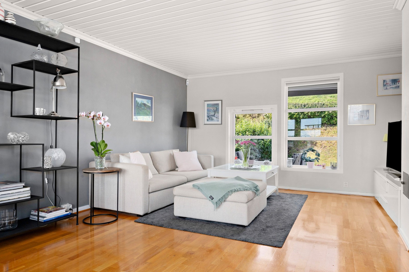 Romslig stue med store vindusflater og gode møbleringsmuligheter Galleribilde