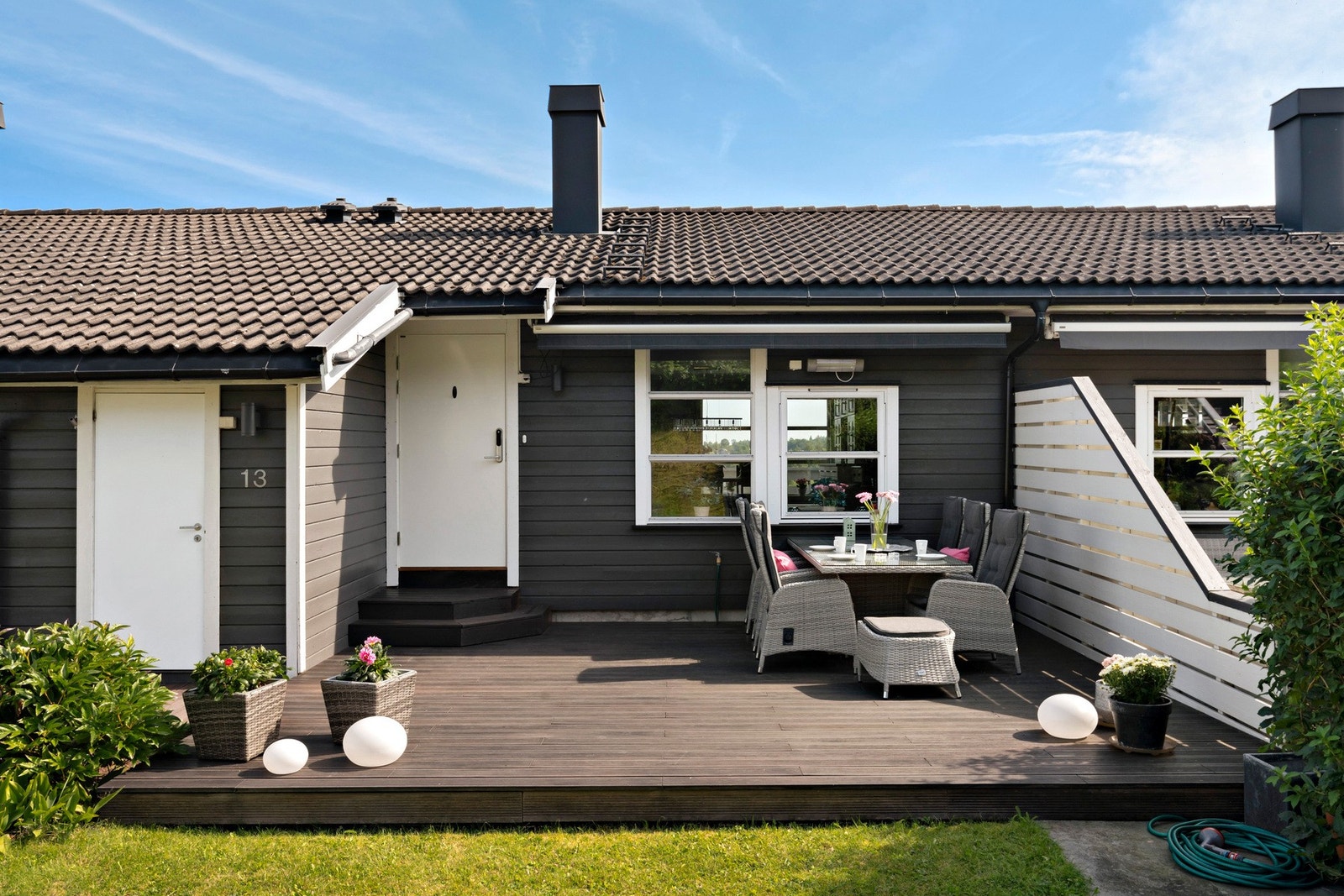 Boligen har et innbydende inngangsparti med en større platting og adkomst til utvendig bod (4 kvm) Galleribilde