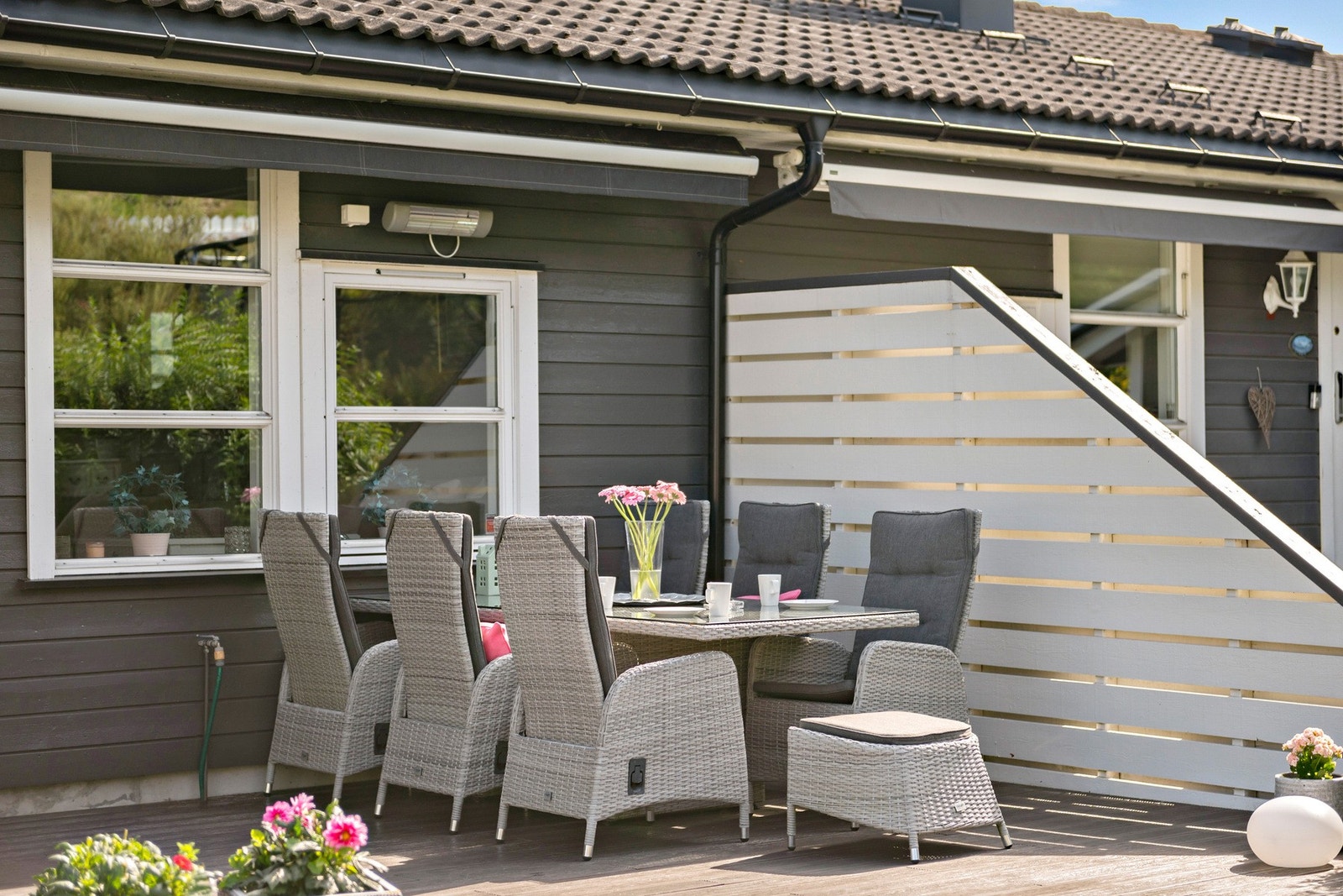 Her er god plass til å innrede med en større spisegruppe, grill og annet ønsket dekor Galleribilde