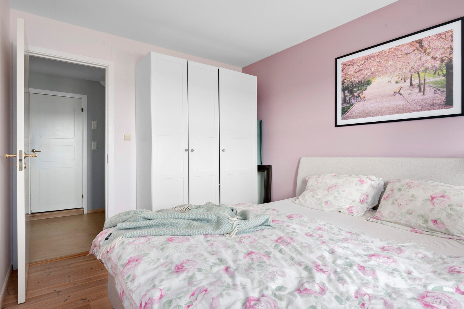 Videre er det god plass til en større garderobeinnredning Galleribilde