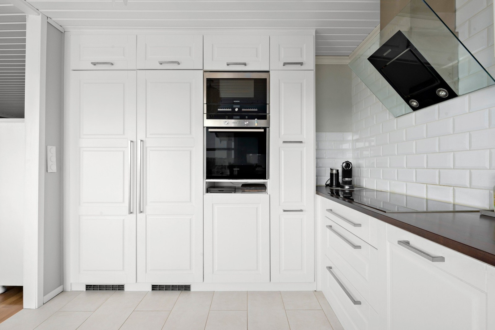 Kjøkkenet har integrerte hvitevarer, herunder koketopp, stekeovn, oppvaskmaskin, mikrobølgeovn og kjøl/frys Galleribilde