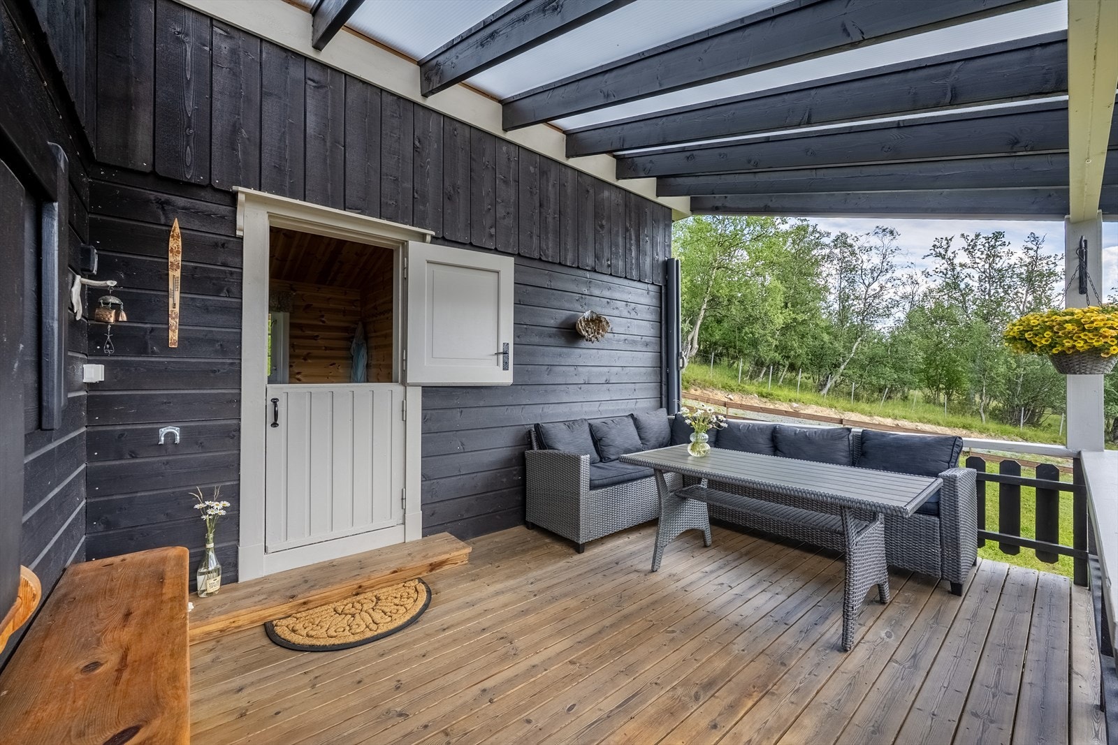 Takoverbygget inngangsparti med terrasse mot sørøst Galleribilde