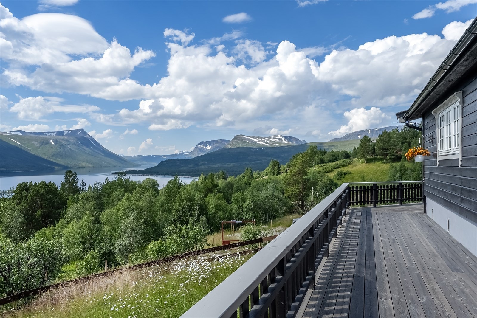 Terrassen strekker seg langs hele langsiden av hytta og byr på spektakulær utsikt mot bl.a. Okla, Snydda, Gjevillvasskamban og Blåhø Galleribilde