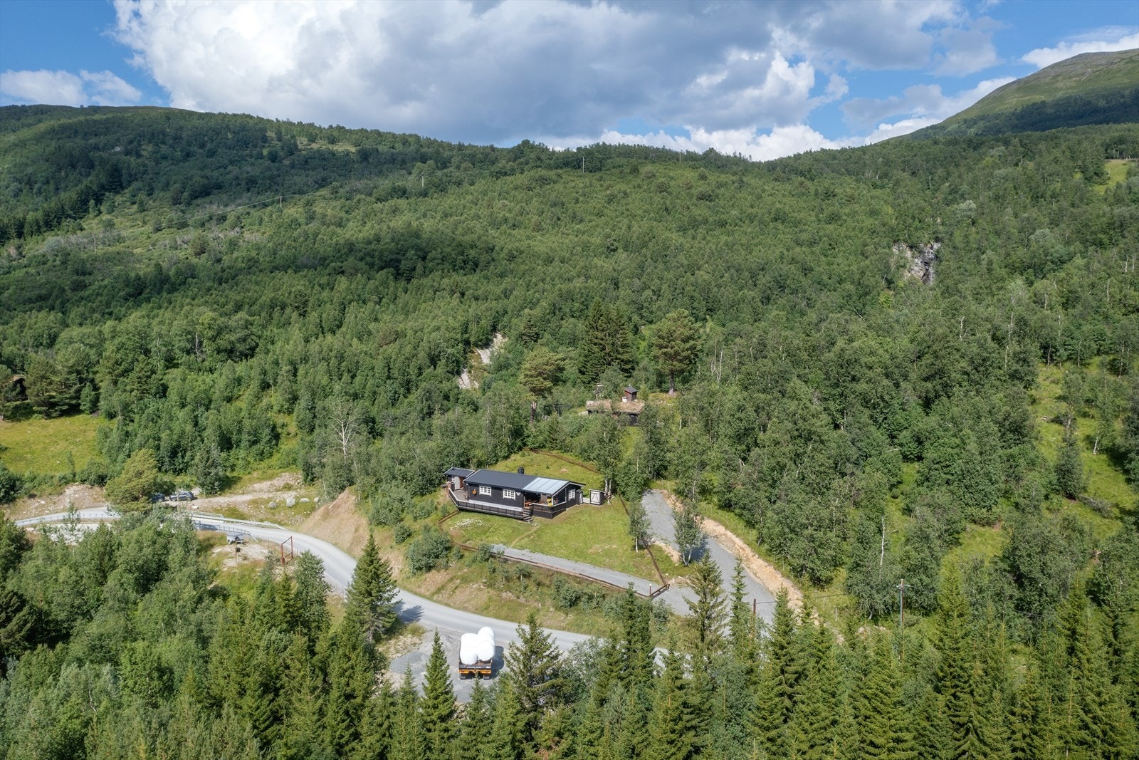 Eiendommen ligger i sørvesthellingen noen meter over Gjevillvassvegen like ved Håmmårbekken Galleribilde