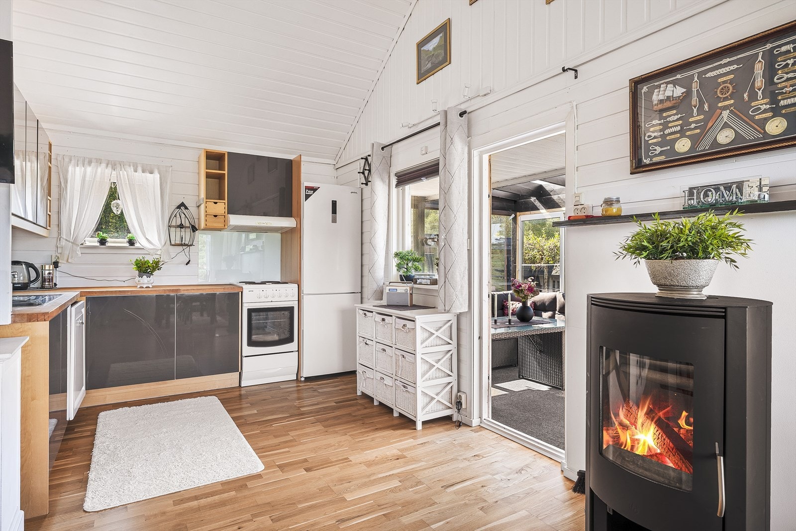 Varmepumpe (ny i 2024) og peis i stue. Galleribilde