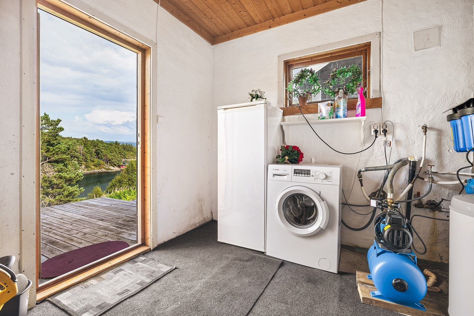 Teknisk rom/bod i kjeller. Hytten har vann via regnvann og 4 stykk 1000 liters tanker, filtersystem og vannpumpe for å drifte vanntilførselen. Avløp via septikk. Galleribilde