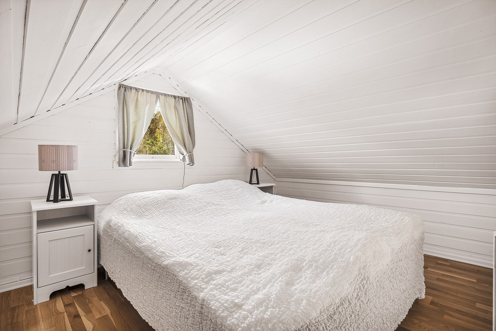 Hems innredet som soverom, men ikke målbart areal grunnet lav takhøyde. Galleribilde