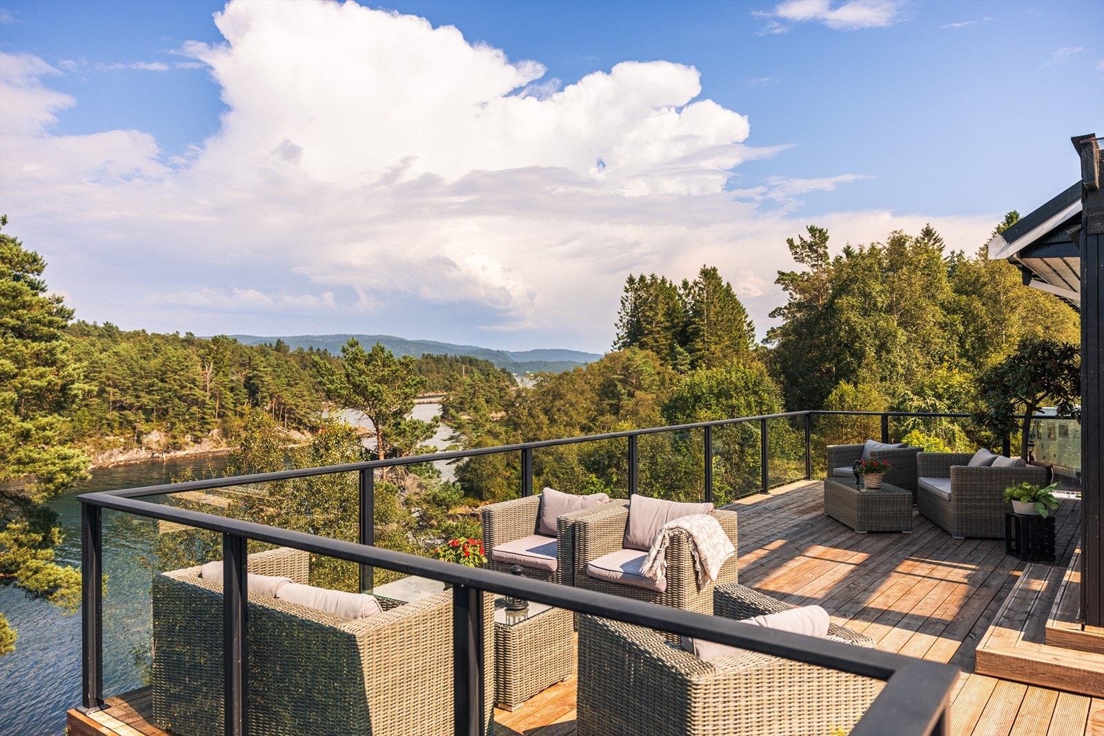 160 kvm terrasse med sol fra tidlig morgen til sent på kveld. Galleribilde