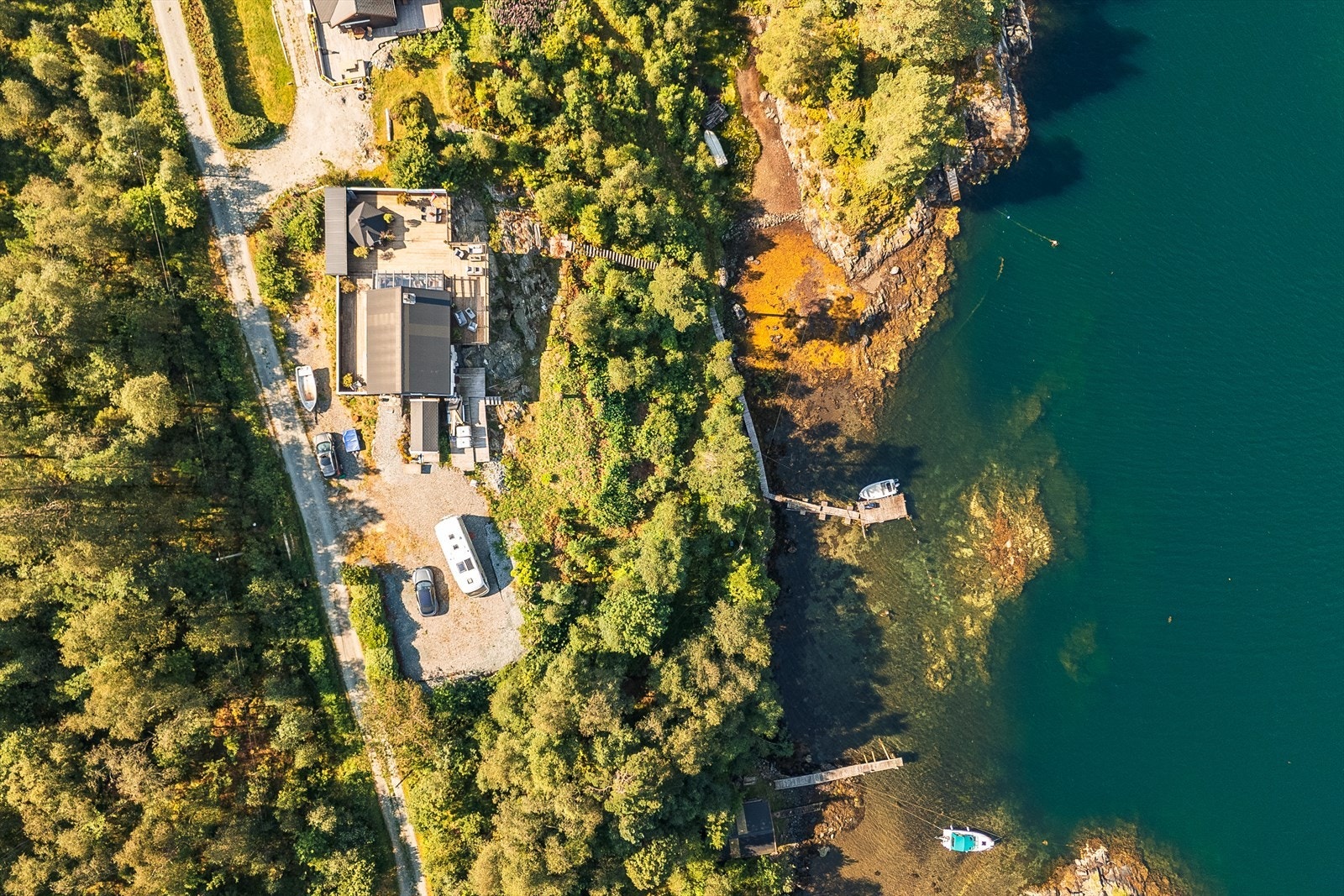 Ca. 120 meters gange til sjøen hvor en disponerer halve bryggen (høyre side/sør i bildet) med båtfesterett. Naboeiendommen disponerer andre halvparten. Galleribilde