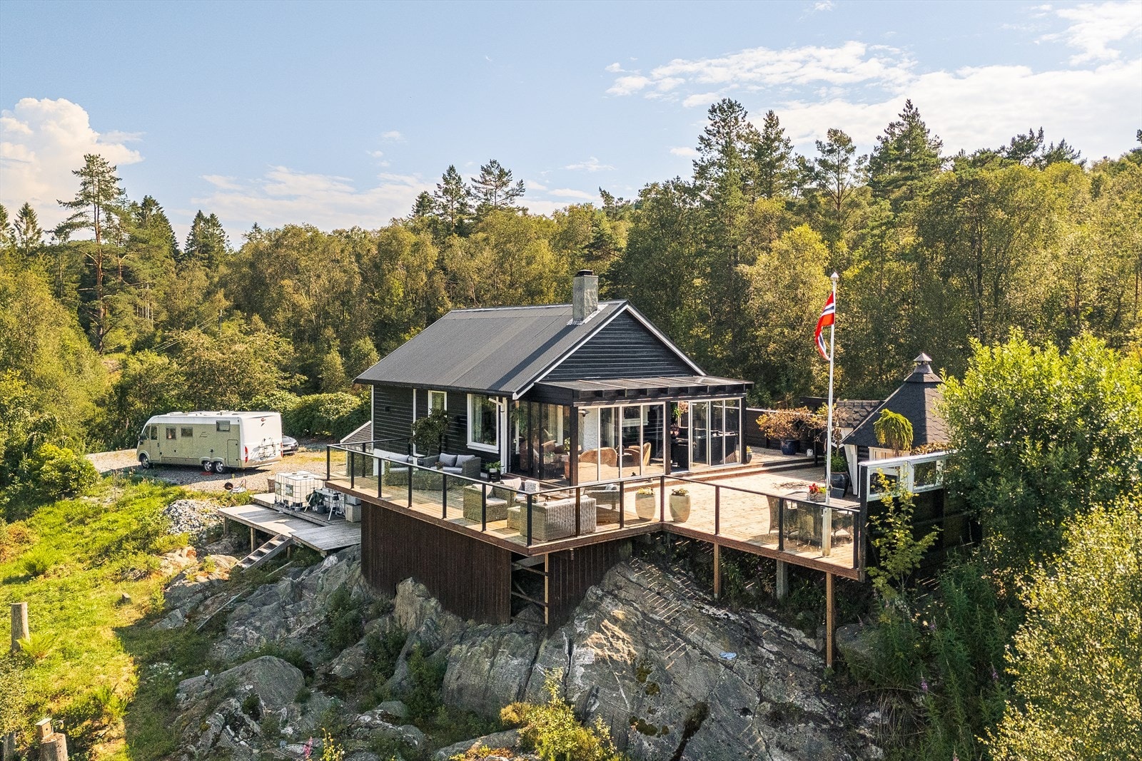 Hagestuen (17,4 kvm, oppført i 2019) og grillstue (10 kvm). Galleribilde