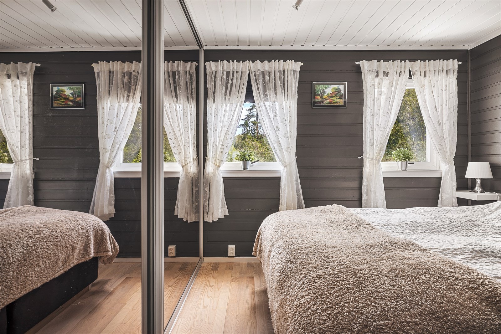 I tillegg til soverommet er det en hems innredet som soverom. Galleribilde