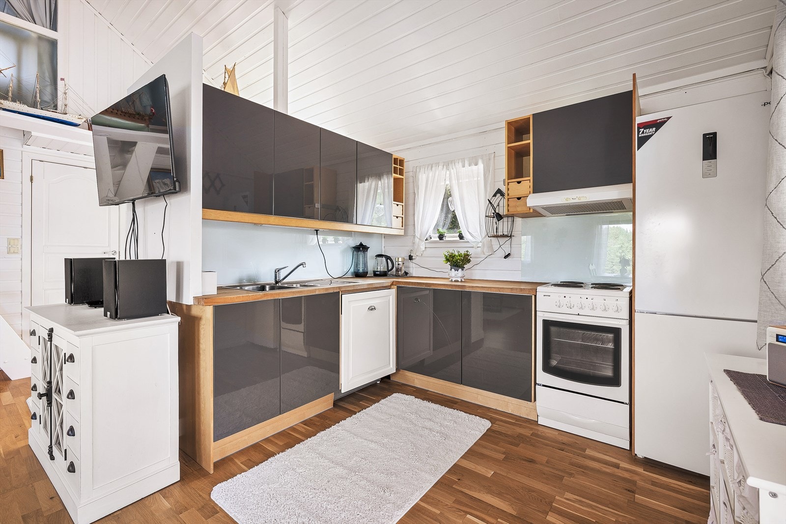 Kjøkken med oppvaskmaskin, komfyr samt kjøl-/fryseskap. Galleribilde