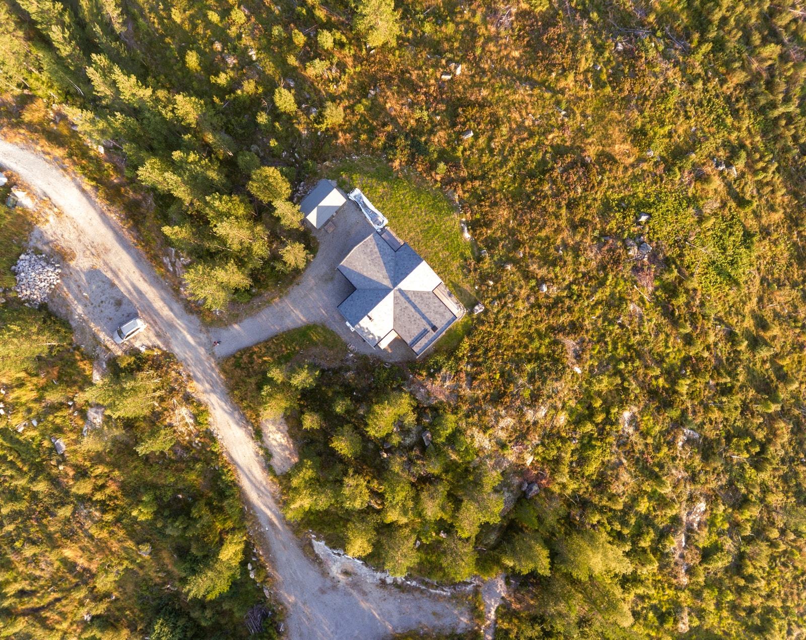 Her får du vestvendte tomter med flott utsikt mot vann og fjell, gode solforhold og et variert friluftstilbud året rundt Galleribilde