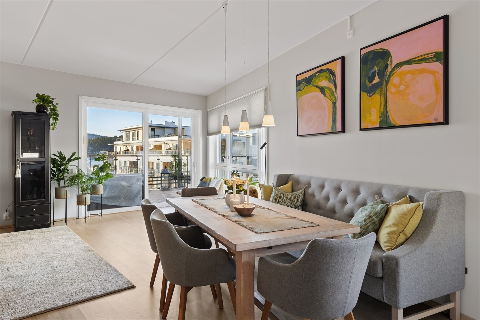 Velkommen til Bølgeveien 4, en særdeles lekker og gjennomført leilighet med flott beliggenhet på Nordre Jarlsberg Brygge i Sande. Galleribilde