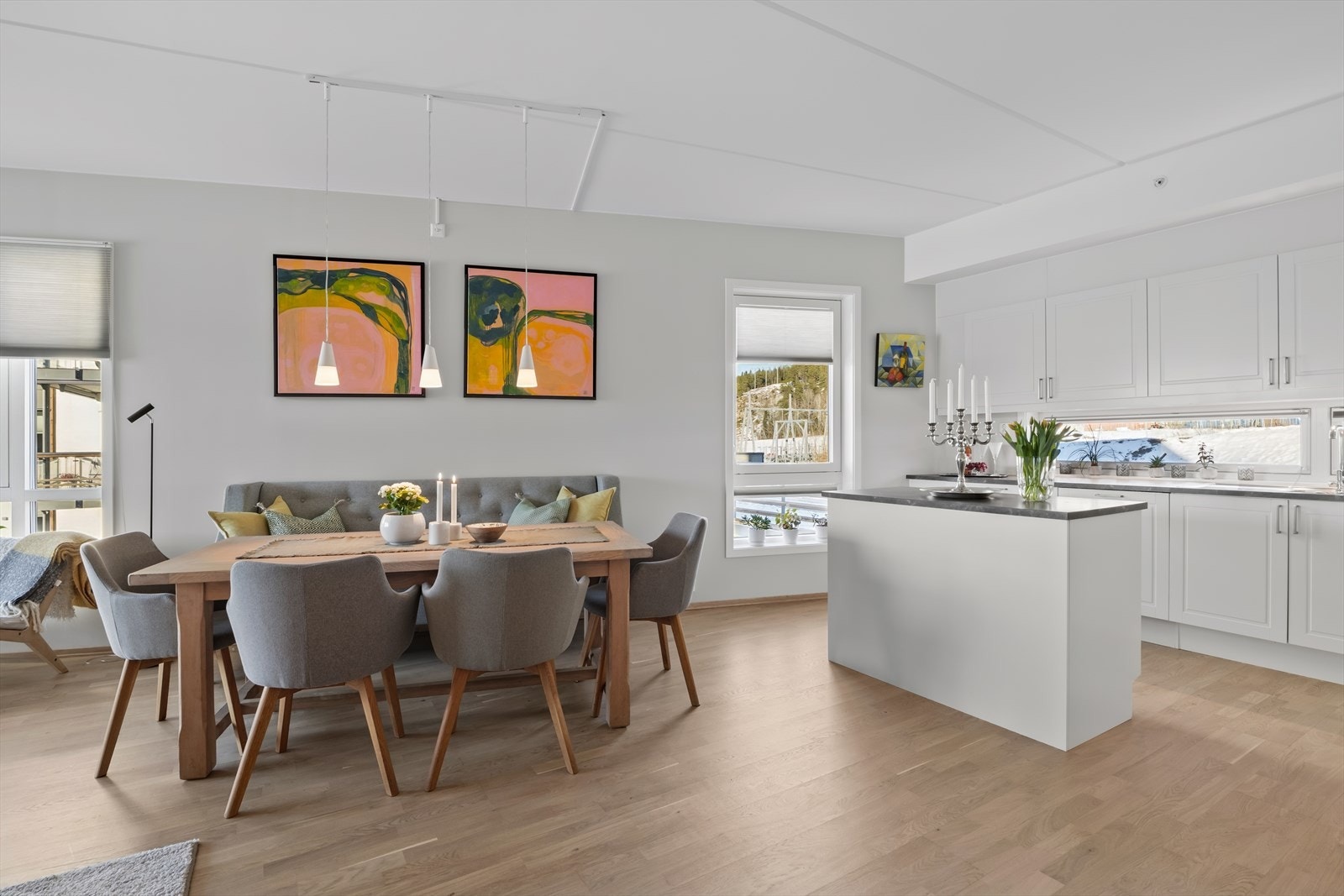 Store vinduer sikrer godt med dagslys. Det er moderne og effektiv vannbåren varme i gulv i alle oppholdsrom, foruten i baderommene og boden. Ønsket varme kan enkelt reguleres via termostat i hvert enkelt rom. Galleribilde