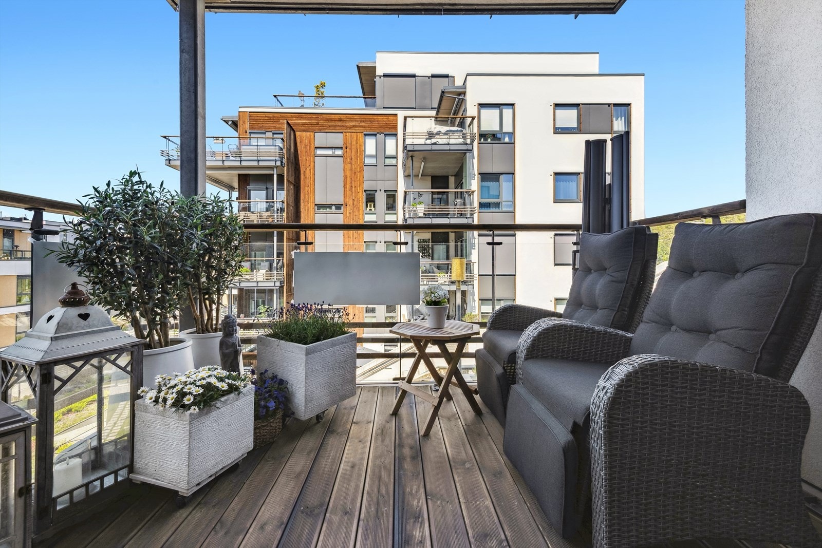 Balkongen har en flott gjennomførelse med møre Royal impregnert trevirke på gulv, uttrekkbar skillevegg, stikkontakt og glassrekkverk. Fra balkongen er det flott sjøutsikt og fine solforhold med ettermiddag- og kveldssol til st. hans ca. klokken 21.00. Galleribilde