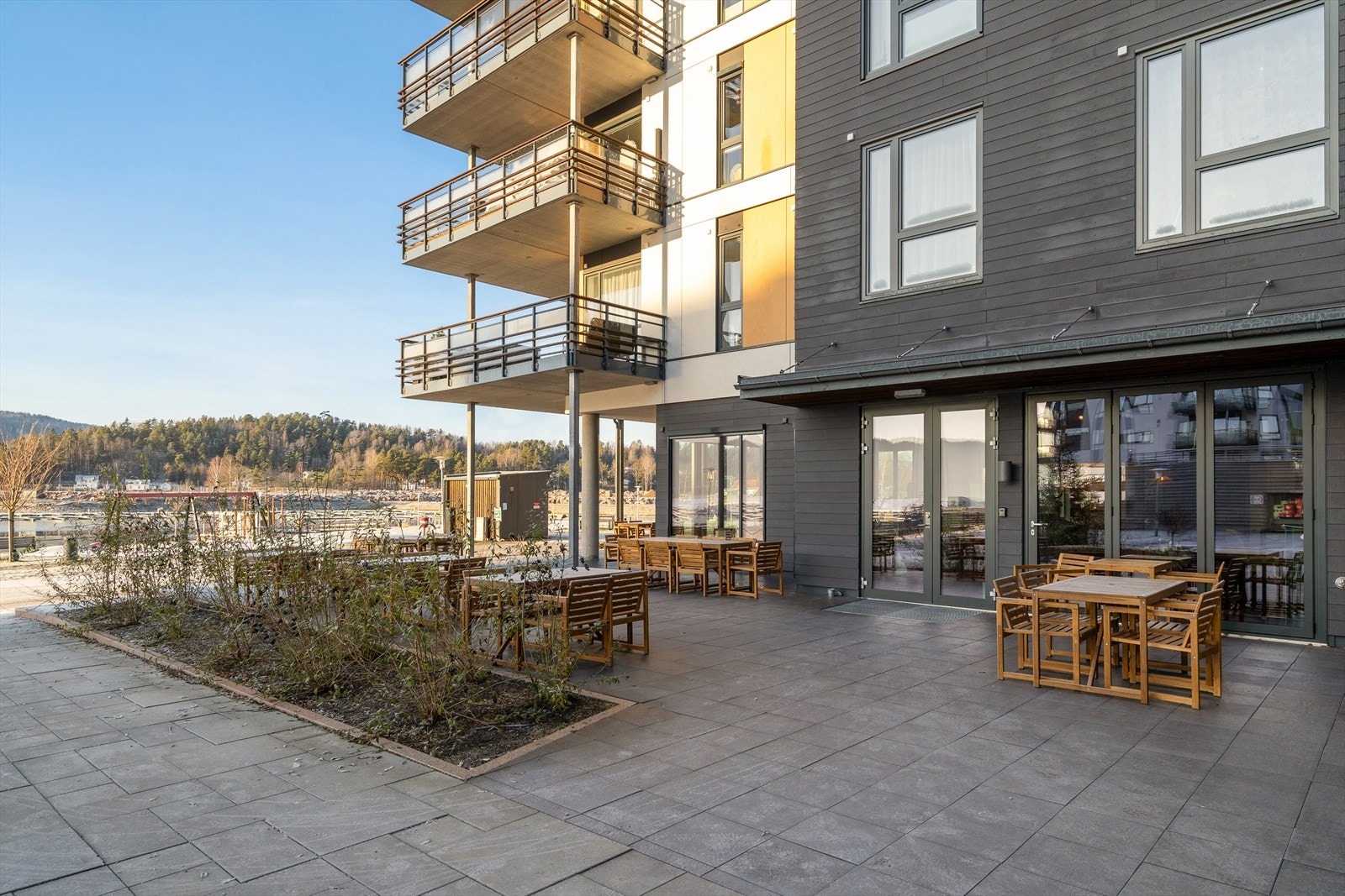 Fra leiligheten er det gangavstand til matbutikk, fjorden, restaurant, bussholdeplass med koordinert buss- og togforbindelse Oslo/Tønsberg og flotte ski- og turområder. Galleribilde