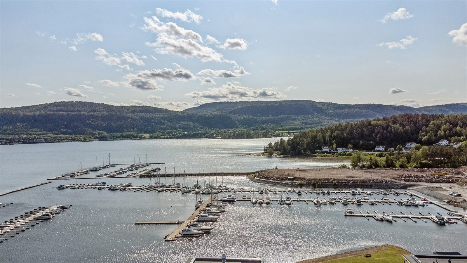 I nærområdet finner vi blant annet brygge, strender, lekeplass og flotte natur- og friluftslivsområder. Galleribilde