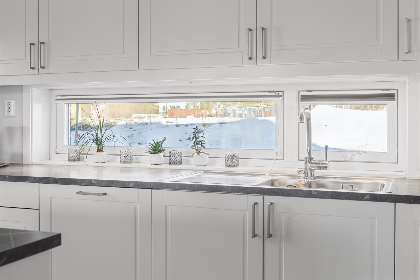 Det er rikelig med benk- og skapplass da innredningen har en gjennomtenkt plassering i rommet. Galleribilde