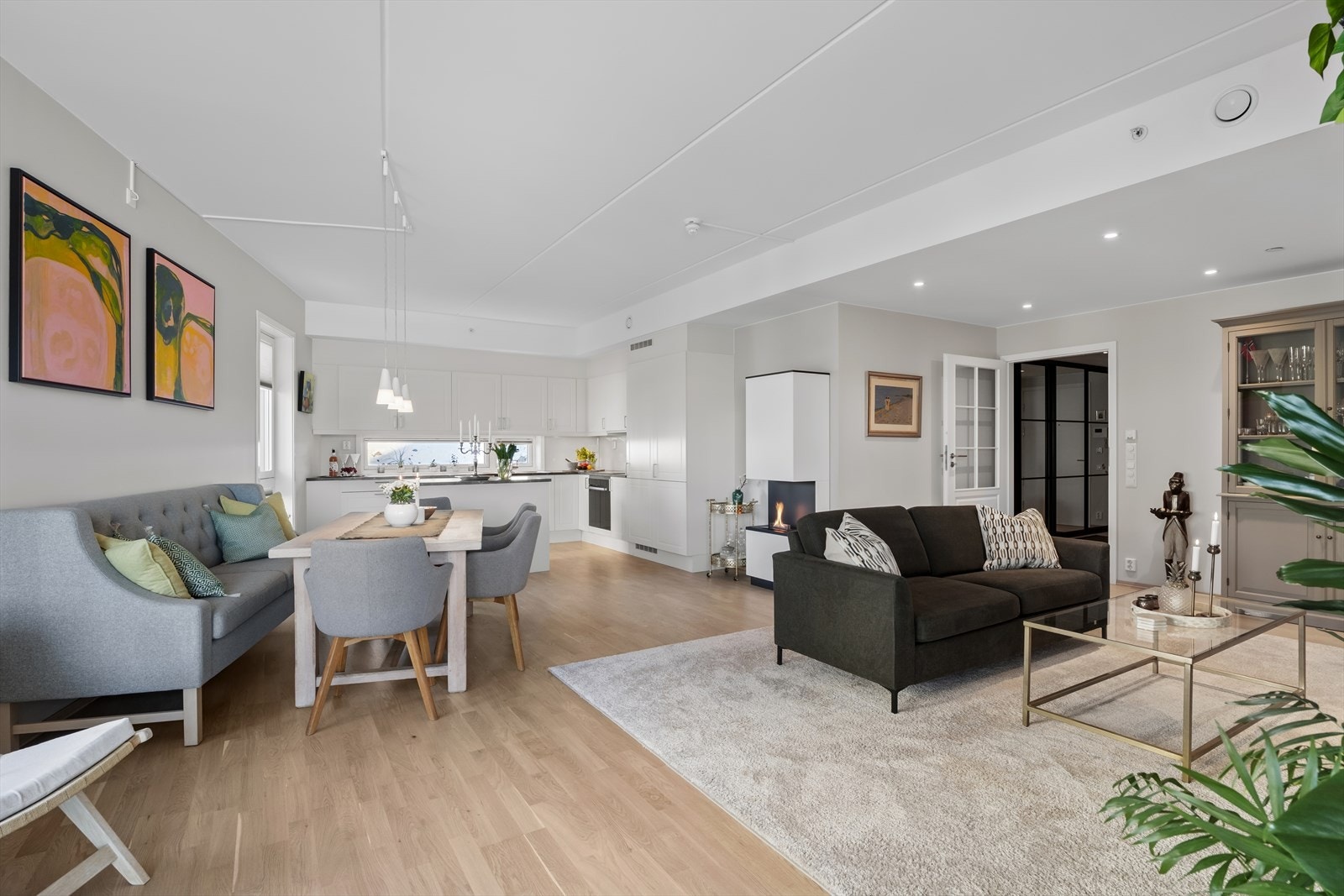 Stuen har flotte detaljer som pent lakkert og behandlet parkettgulv, godt med stikkontakter, fint gjennomlys og moderne spotbelysning i taket i en del av rommet. Galleribilde