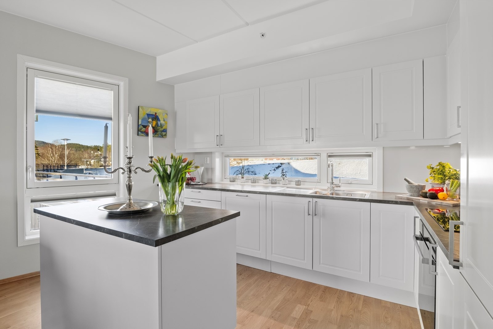 Kjøkkenet byr på flere flotte detaljer som integrerte hvitevarer, godt med overskap og gode løsninger for oppbevaring. Detaljer som blant annet laminert benkeplate og integrert hvitevarer med helt kjøleskap, som sammen gir en komplett gjennomførelse. Galleribilde