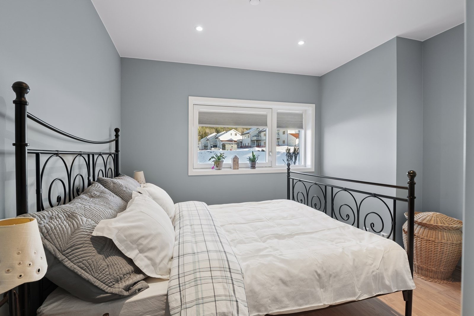 Her er mulighetene for innredning mange. Bølgeveien 4 har god plass til hele familien, hvor gjestene og barnebarna har plass for overnatting. Galleribilde