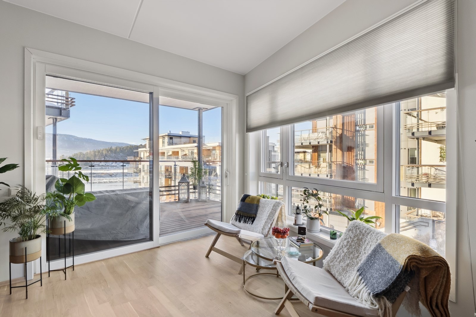 Stuen har på bakgrunn av sin generøse størrelse anledning for innredning av ulike soner. Det er montert praktisk solskjerming i form av utvendig screens på skyvedøren, samt innvendig solskjerming på det øvrige vinduet i rommet Galleribilde