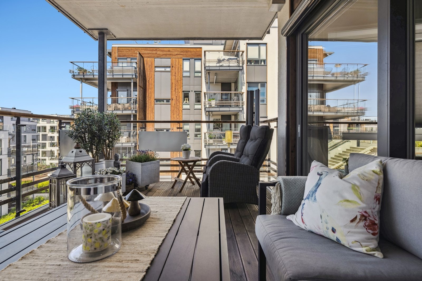 Fra rommet er det videre utgang til stor og overbygget balkong med god plass til utemøbler som blant annet utebord, lounge og grill. Galleribilde