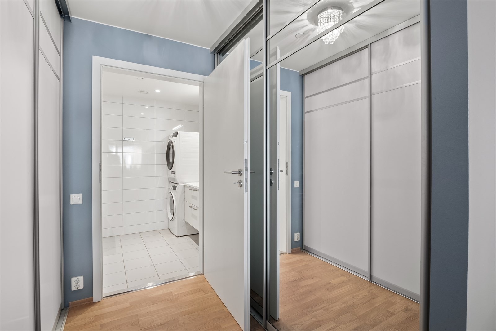 Egen walk-in garderobe med adkomst fra hovedsoverommet. Garderoben er innredet med pene og påkostede garderobeløsninger på begge sider av rommet som har rikelig skap- og oppbevaringsplass. Galleribilde