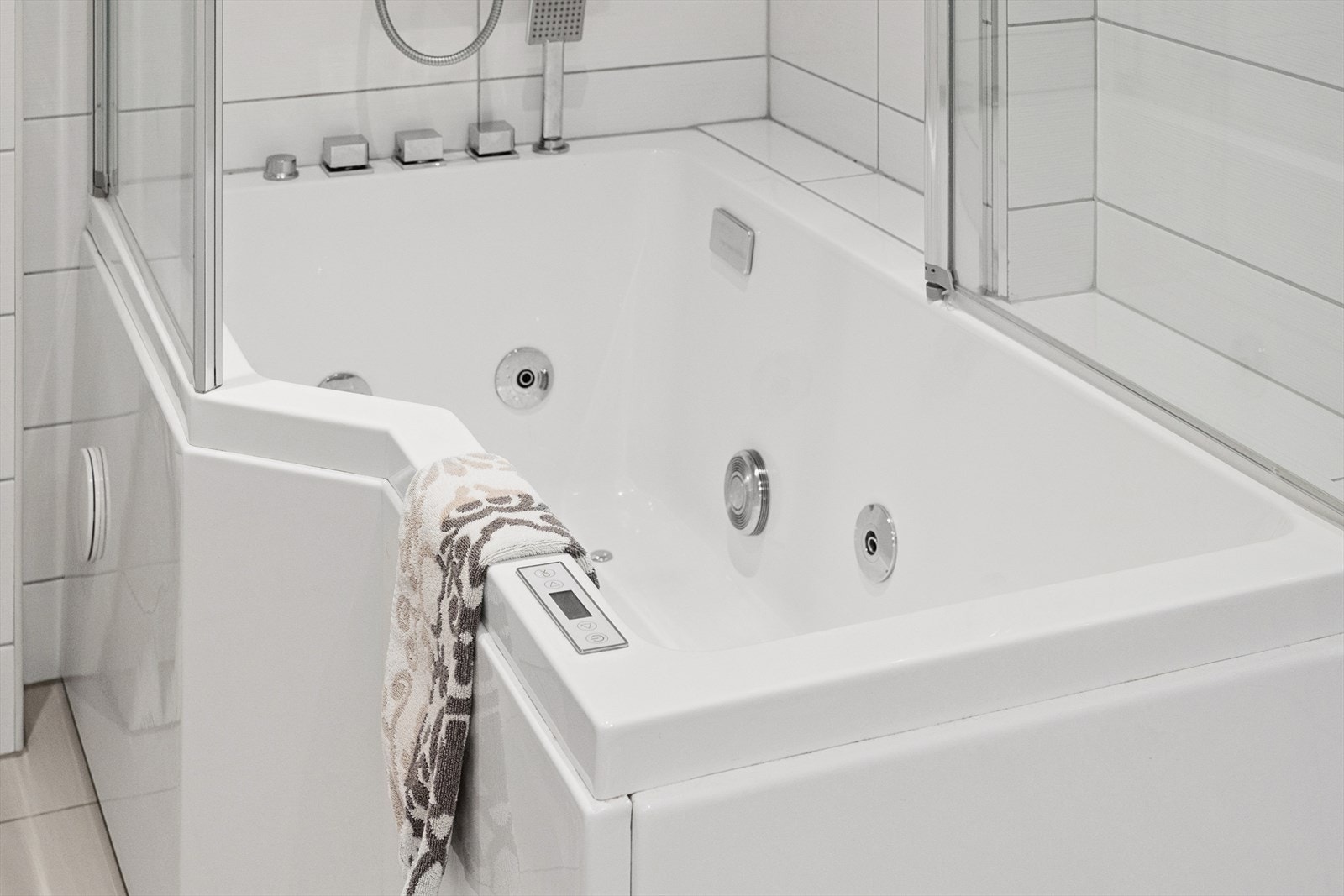 For øvrig har rommet spotbelysning i taket og montert boblekar med glassvegger til glede for store og opplegg for vaskemaskin og tørketrommel. Galleribilde