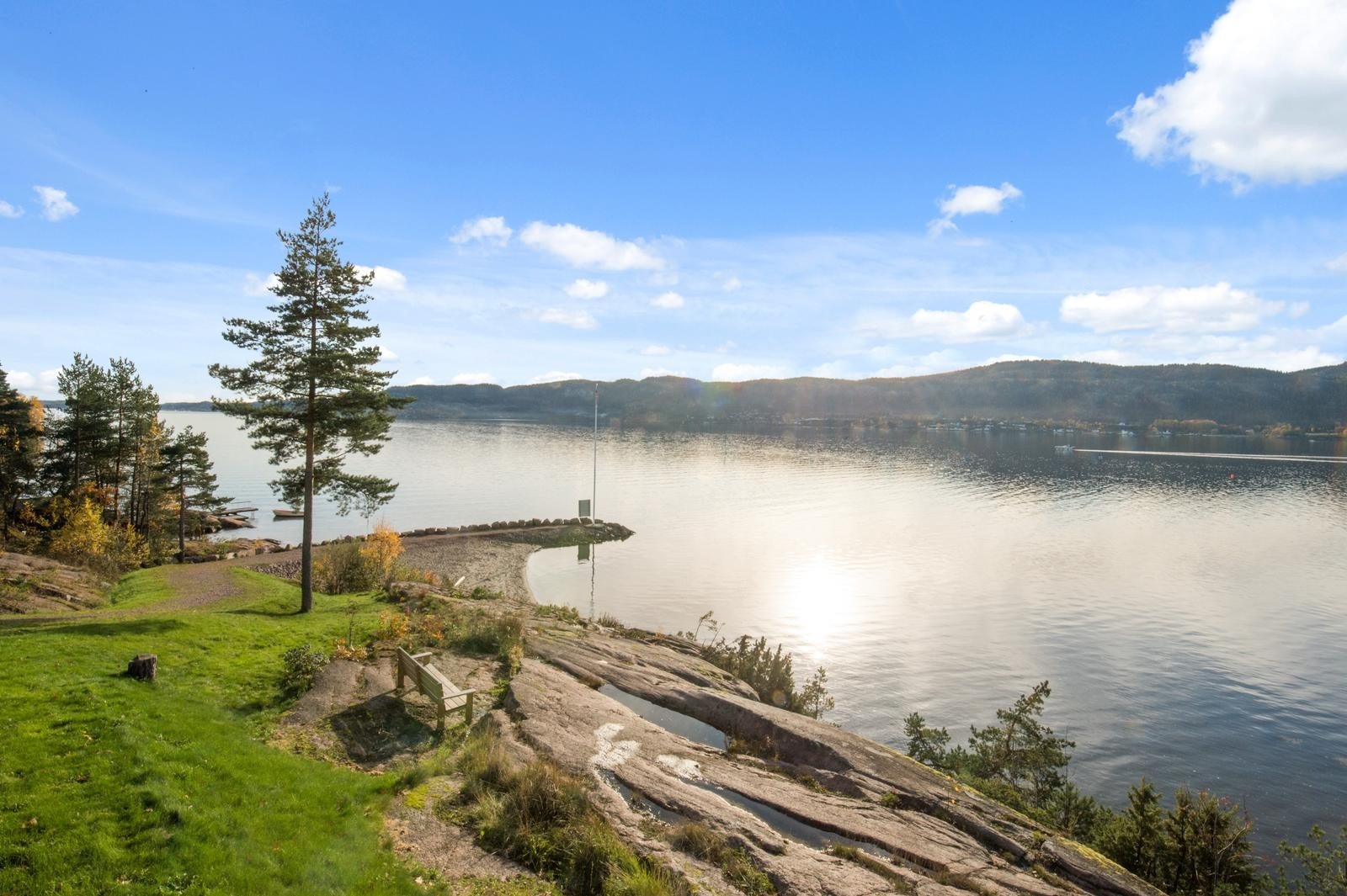 Koselig badestrand og fine turområder befinner seg rett rundt hjørnet fra leiligheten. Galleribilde