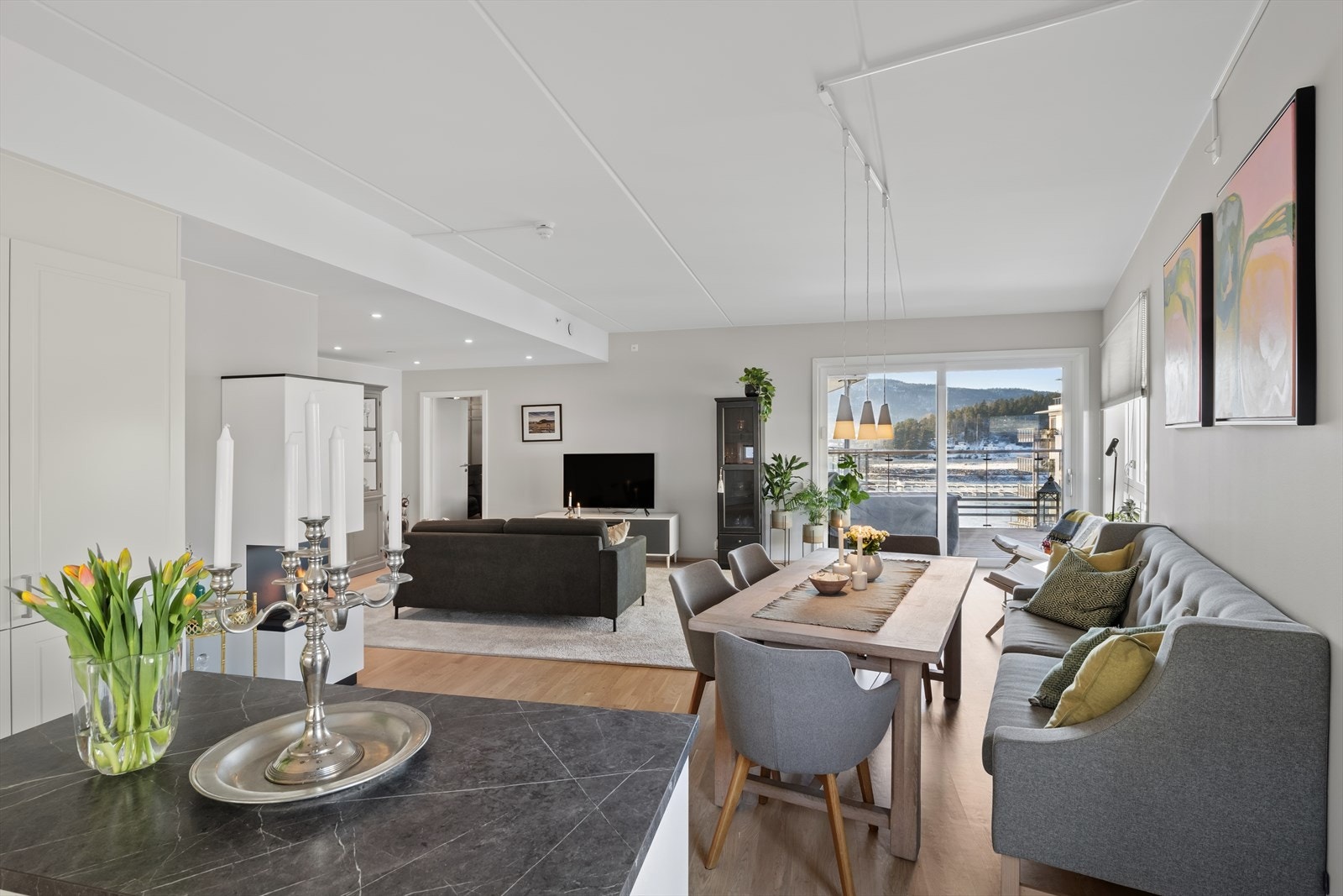 Her kan en innrede etter ønske med både stort spisebord, TV-krok og ønsket møblement, mulighetene er mange. Galleribilde