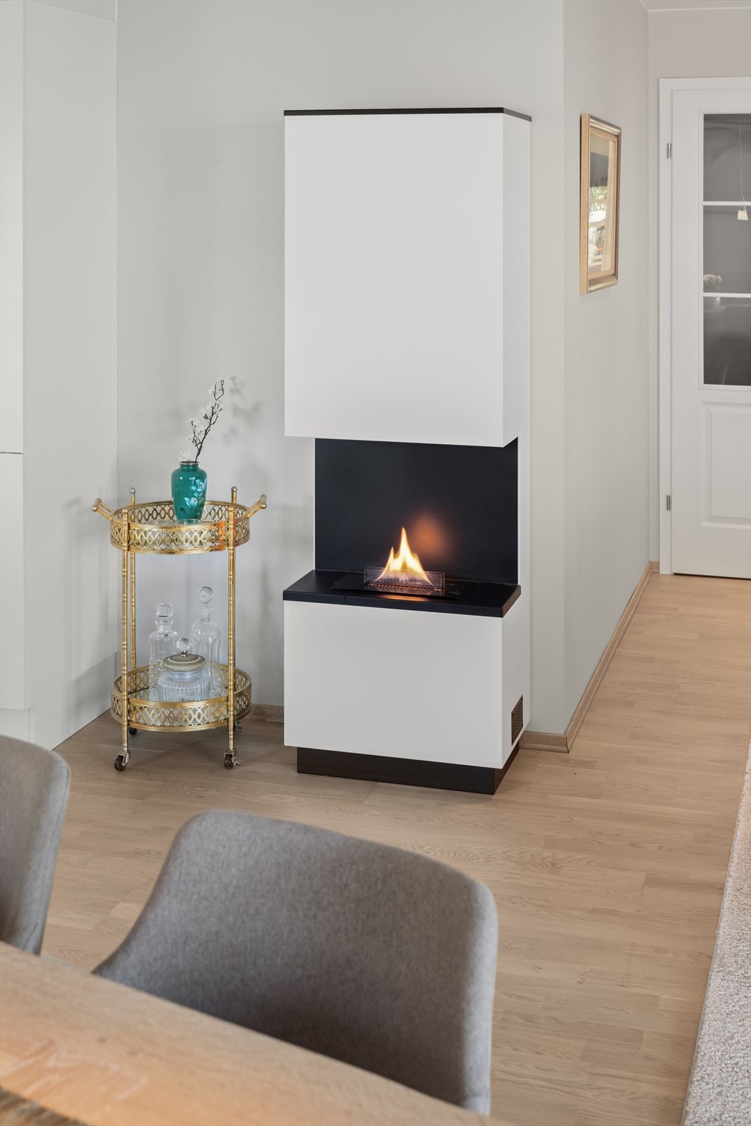 Det er montert en stilren og lekker TenderFlame peis sentralt i rommet. Peisen er rentbrennende og avgir ca. 2800w oppvarmingseffekt. Galleribilde