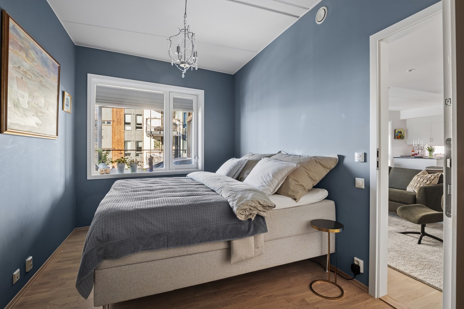 Leiligheten har 3 luftige og store soverom. Her ser vi hovedsoverommet avbildet som har en særdeles lekker gjennomførelse med gjennomtenkte farge- og materialvalg. Galleribilde