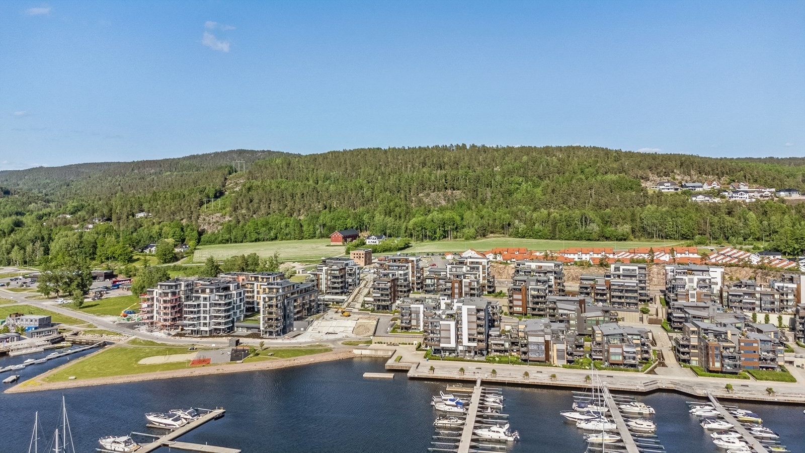 Allerede fra første møte gir Nordre Jarlsberg Brygge et behagelig inntrykk. Fellesområdene er meget pent opparbeidet med flotte gangveier og et maritimt preg, som føyer seg godt inn i de sjønære omgivelsene. Galleribilde