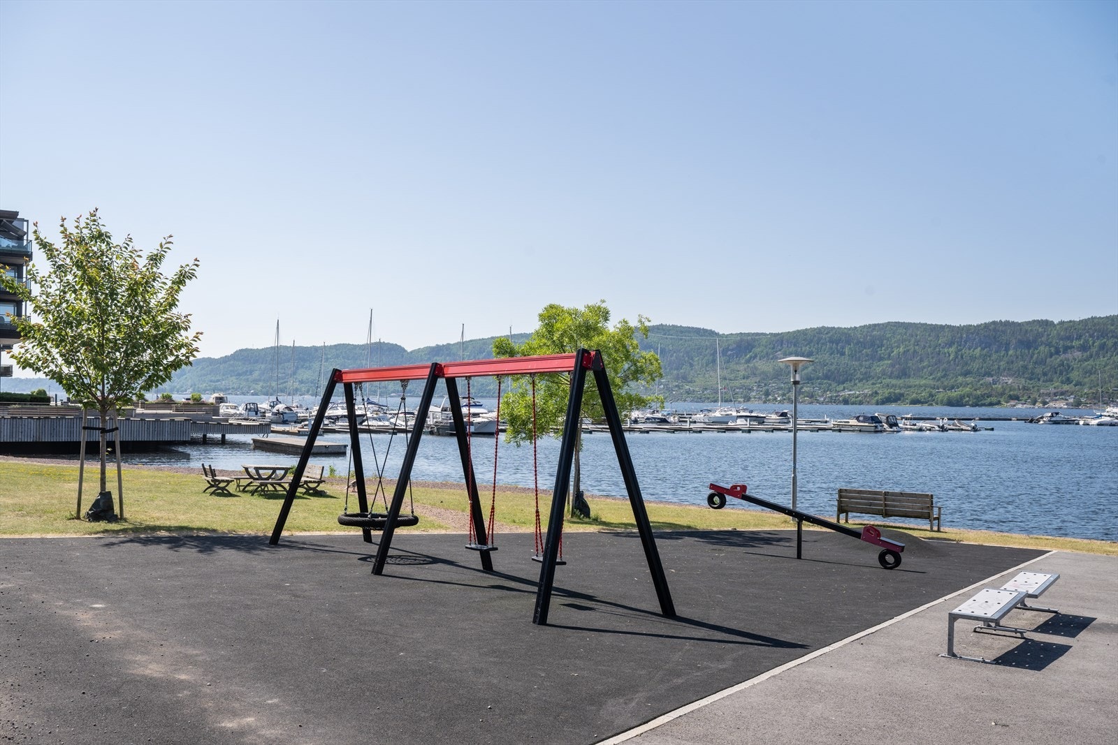 Det er i tillegg lekeplass for de minste i familien i gangavstand fra leiligheten . Galleribilde