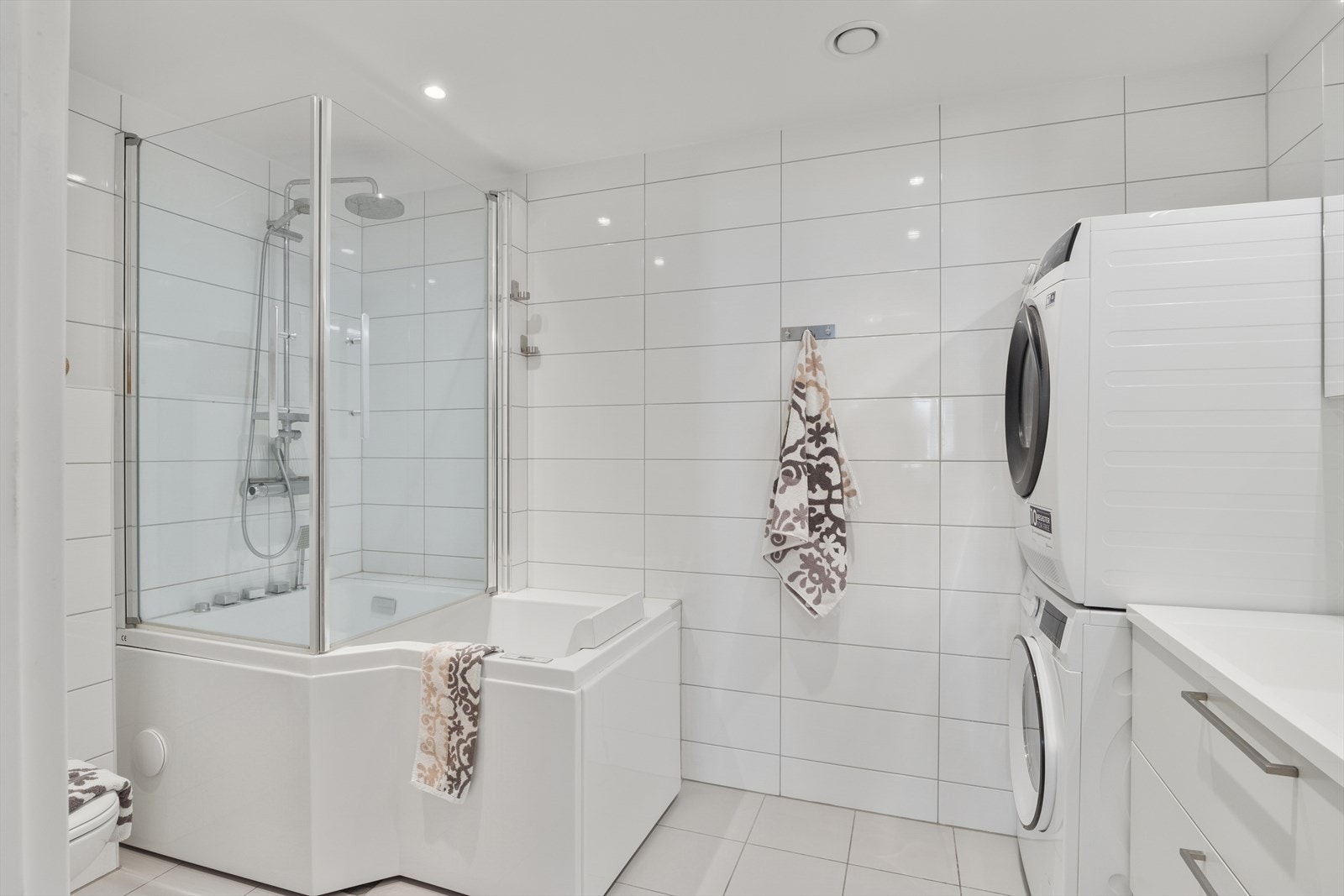 Fra hovedsoverommet og walk-in garderoben er det direkte adkomst til et "privat" helfliset baderom. Galleribilde