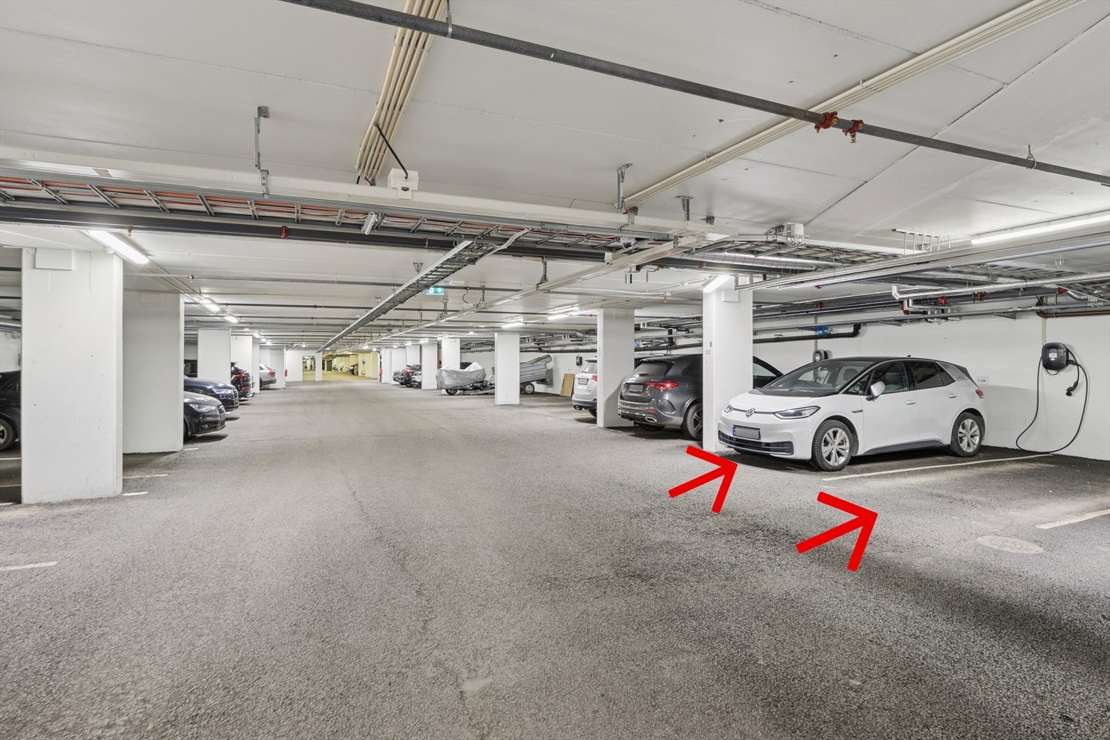 Med leiligheten medfølger 2 parkeringsplasser med felles lader i oppvarmet garasjeanlegg. Galleribilde