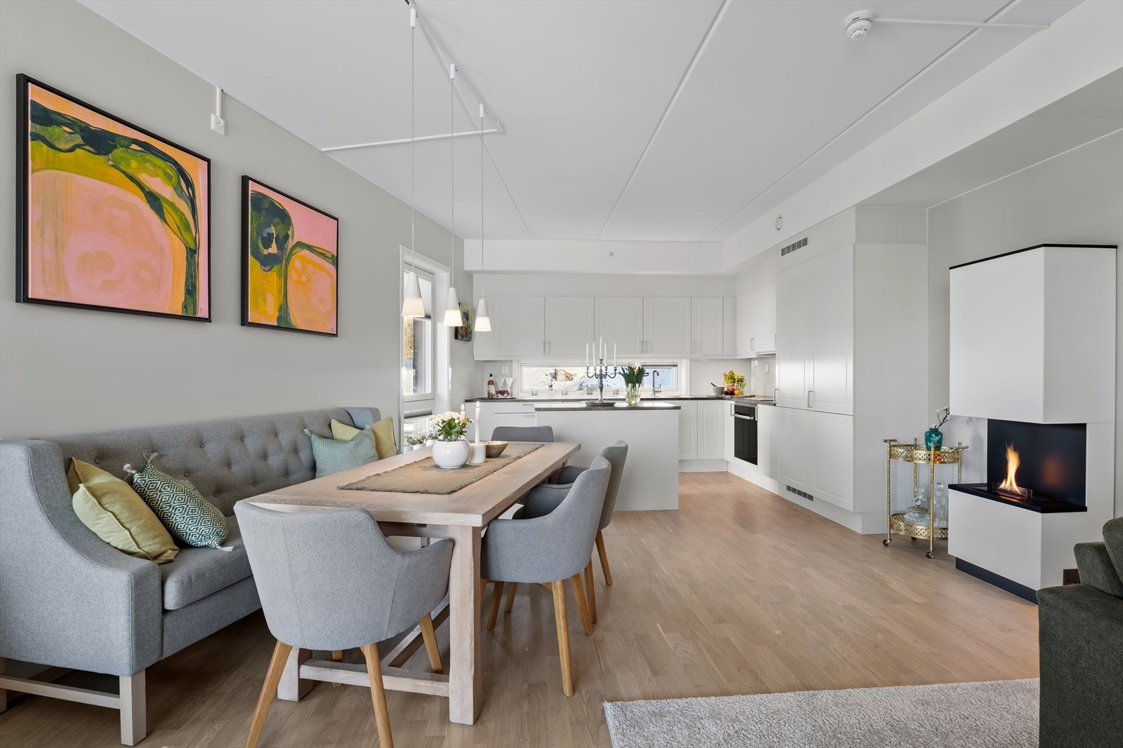 Det flotte kjøkkenet har en åpen og sosial løsning mot stuen med moderne og påkostet kjøkkeninnredning med tilhørende kjøkkenøy. Galleribilde