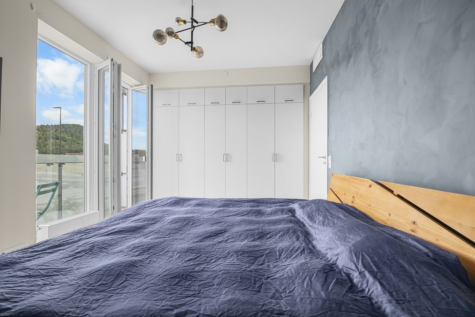 Hovedsoverommet er av god størrelse med plass til dobbeltseng, nattbord og garderobeskap Galleribilde