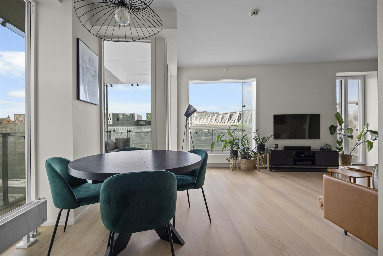 Det er to balkonger i leiligheten. Fra stuen er det utgang til den største balkongen på hele 18 m² Galleribilde