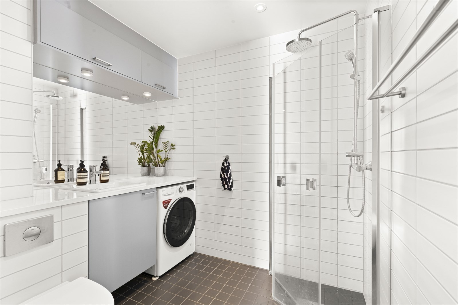 Pent flislagt bad med varmekabler i gulvet og downlights i taket Galleribilde