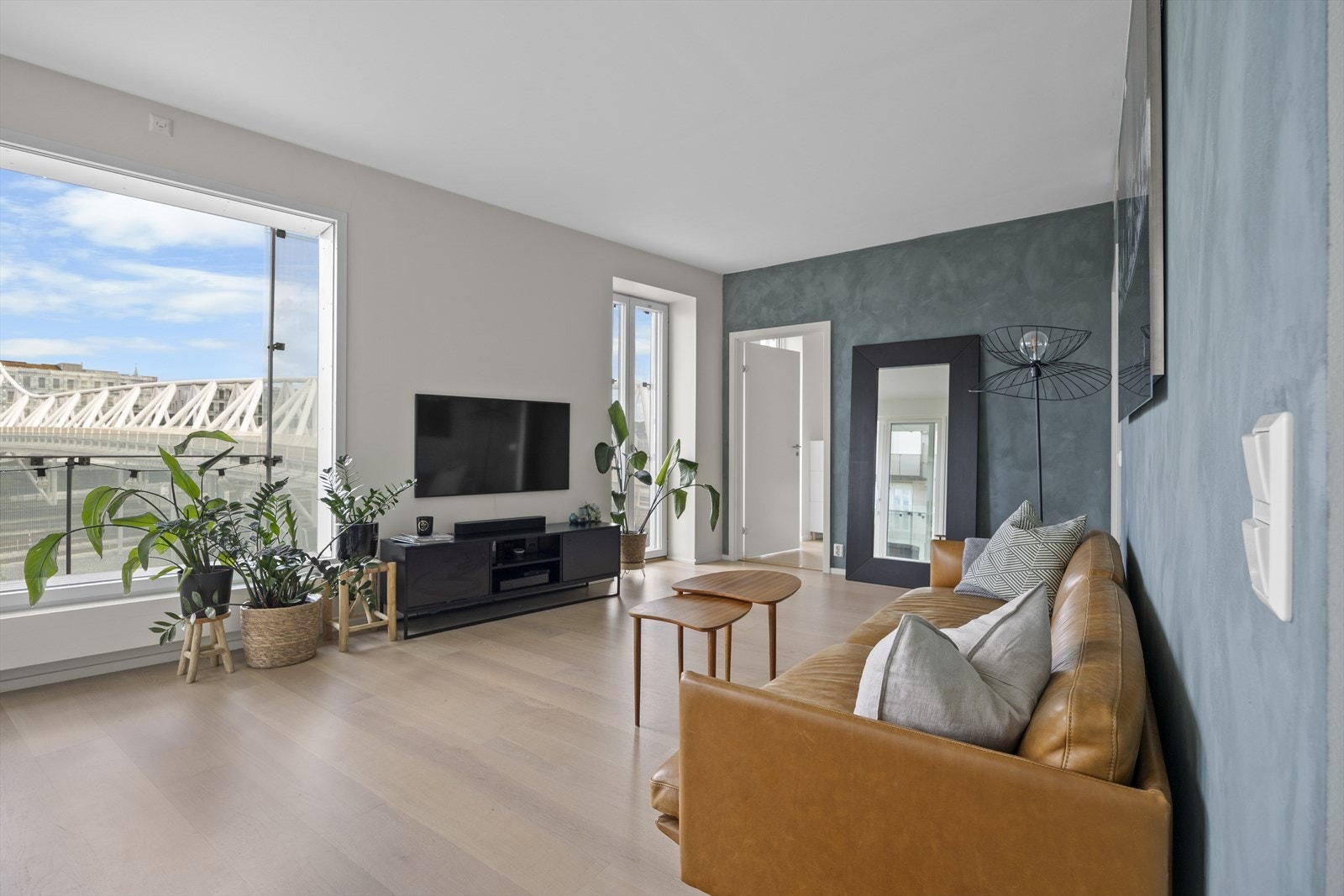 Lys stue med god plass til sofa, spisebord og øvrig møblement Galleribilde